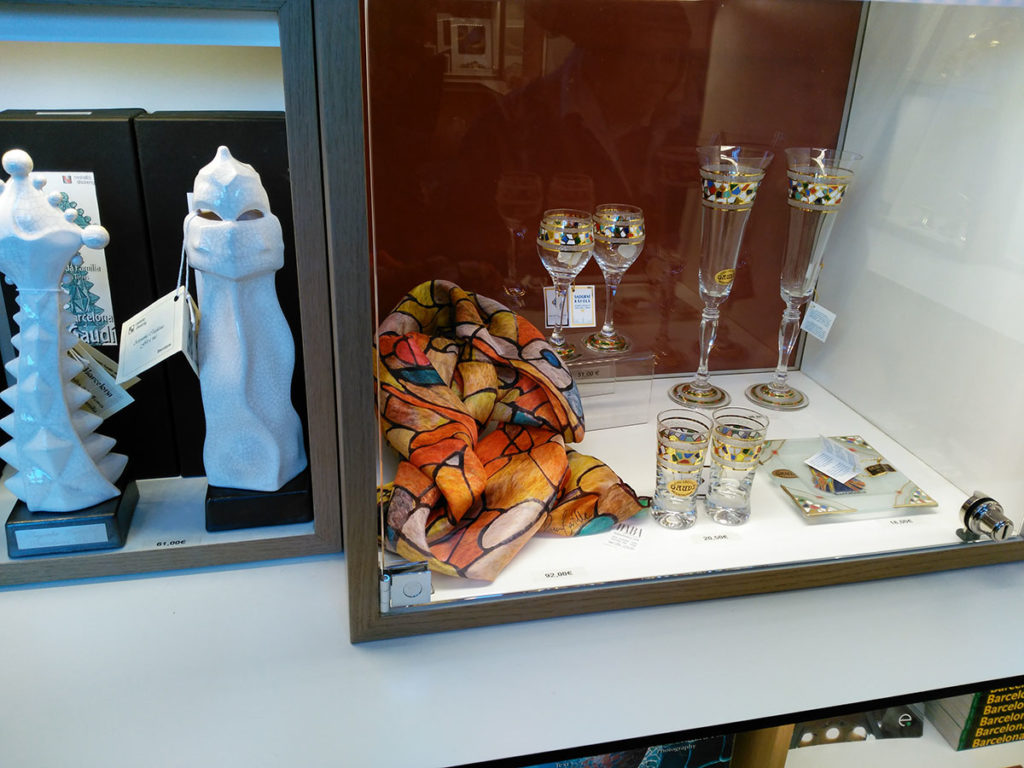 Detall del fulard de seda Daba Disseny en la botiga Marina de la Sagrada Família - Marca per a Museus
