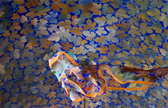 Pintura en el claustro del Museo Maricel con el fular inspirado en el mismo - Fulares de seda para el otoño