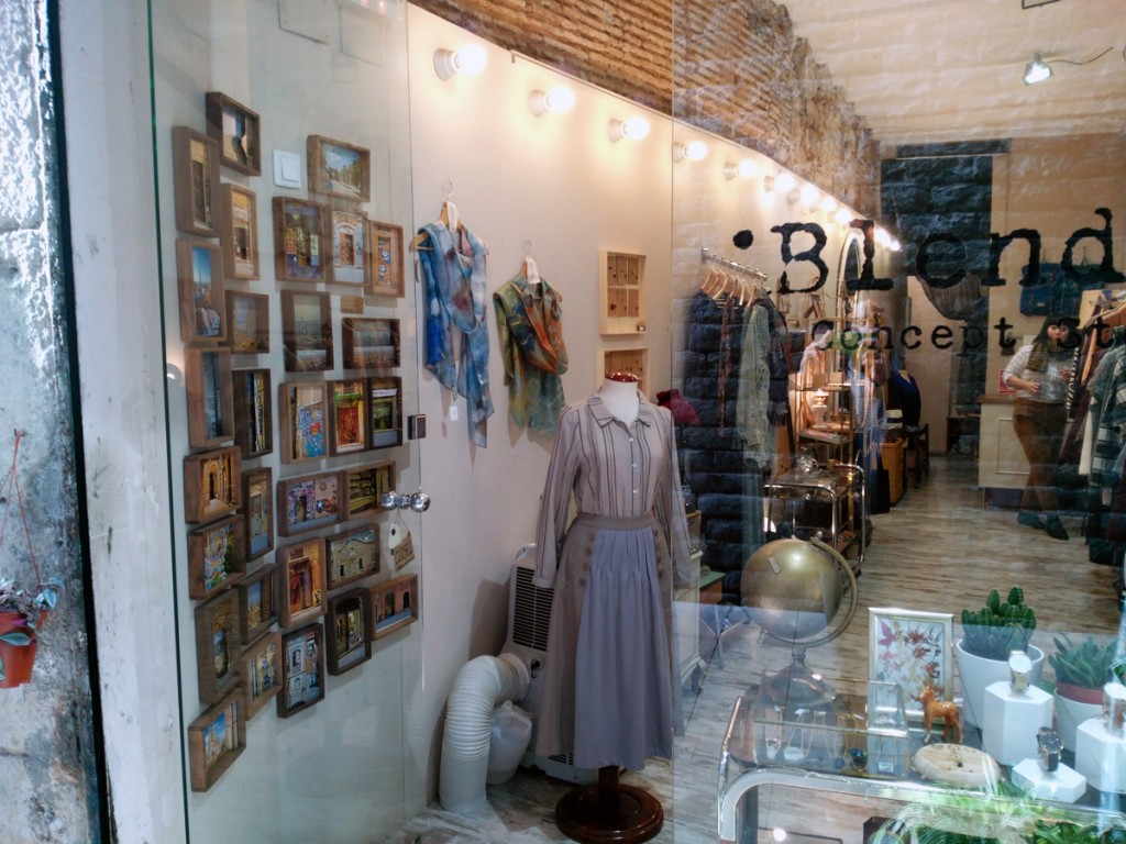 Entrada a fulares de seda en el Borne de Barcelona, diseños únicos, cosidos a mano - Daba Disseny Barcelona