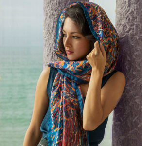 Woman looking at the sea with a Daba Disseny Barcelona silk scarf - An elegant Christmas gift